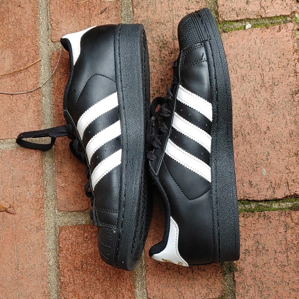 Adidas Men's  Black and White Hard Shell Superstar Sneakers Size 7.5 (1157) - Picture 3 of 9